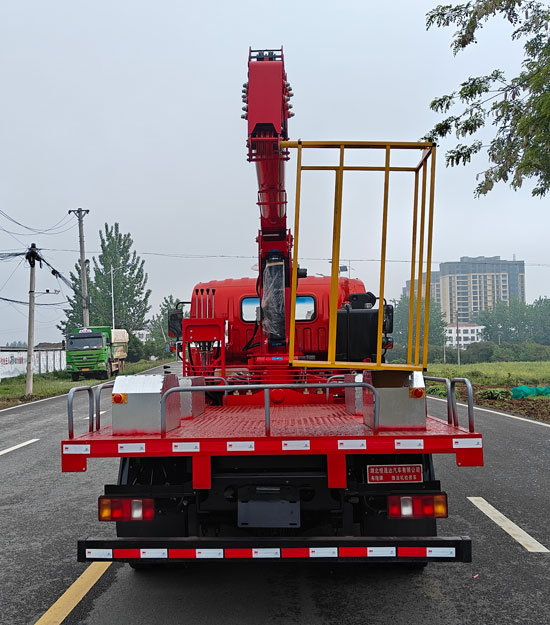 布隆牌LLL5041XJXZ6抽油機(jī)檢修車公告圖片