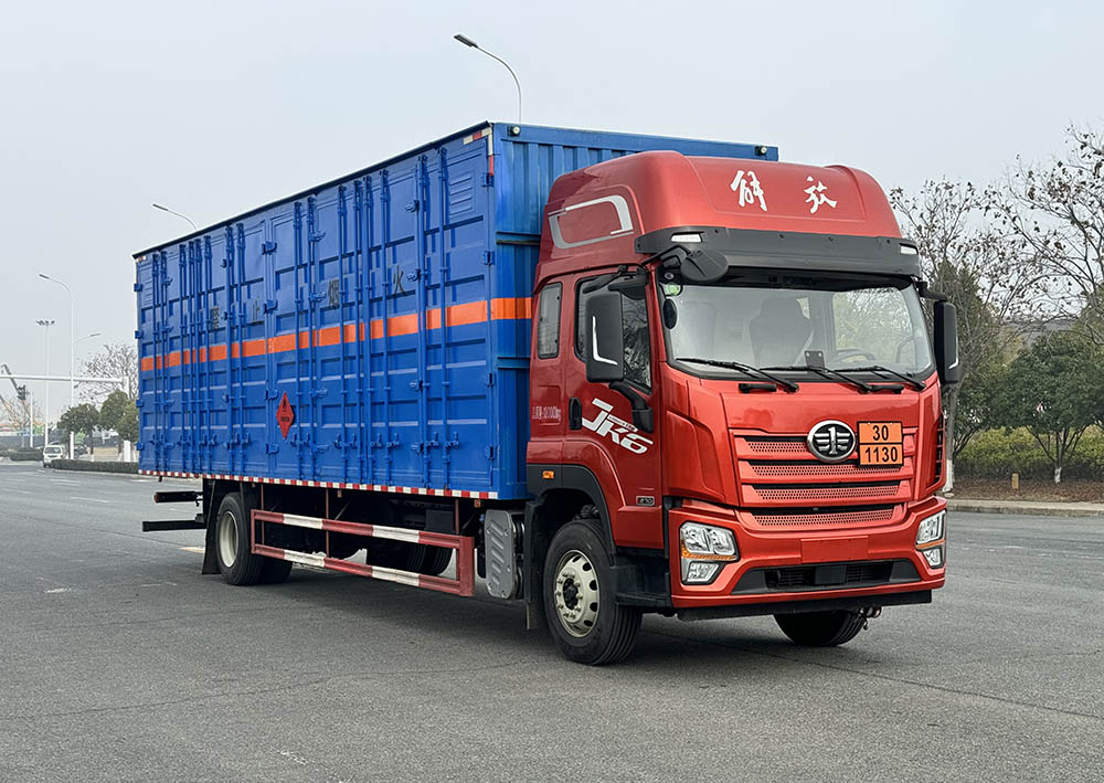 豐霸牌STD5181XRYCA6易燃液體廂式運輸車