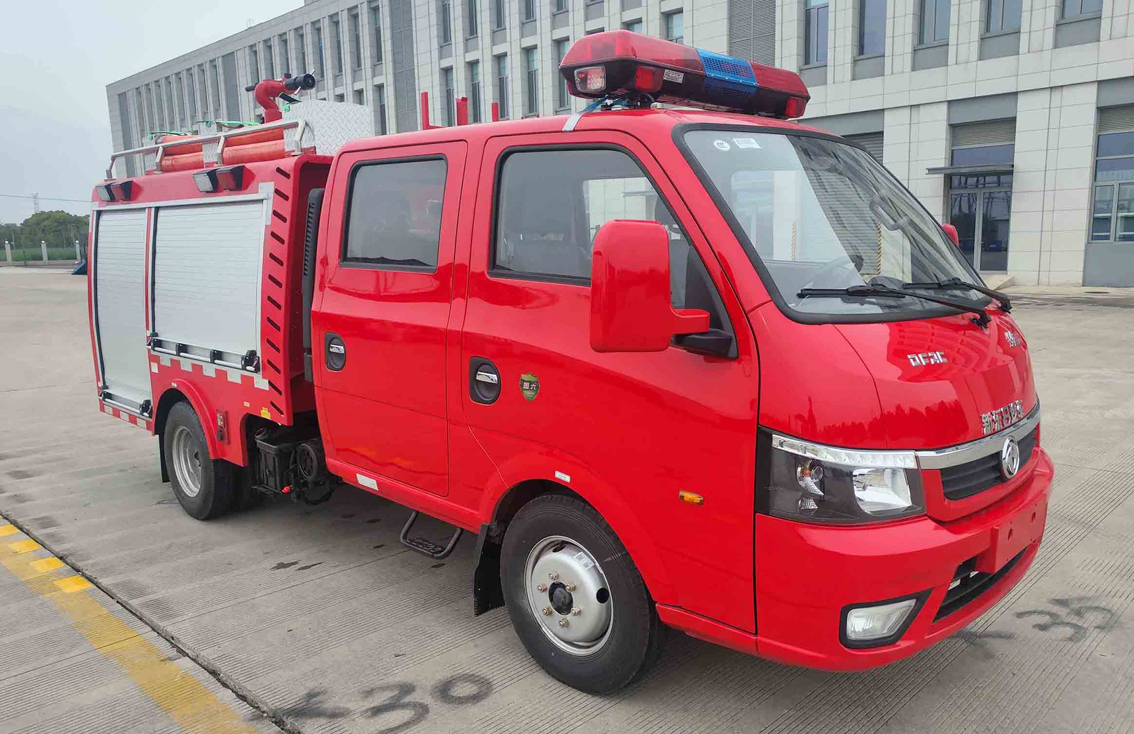 新東日牌YZR5042GXFSG10/E6水罐消防車