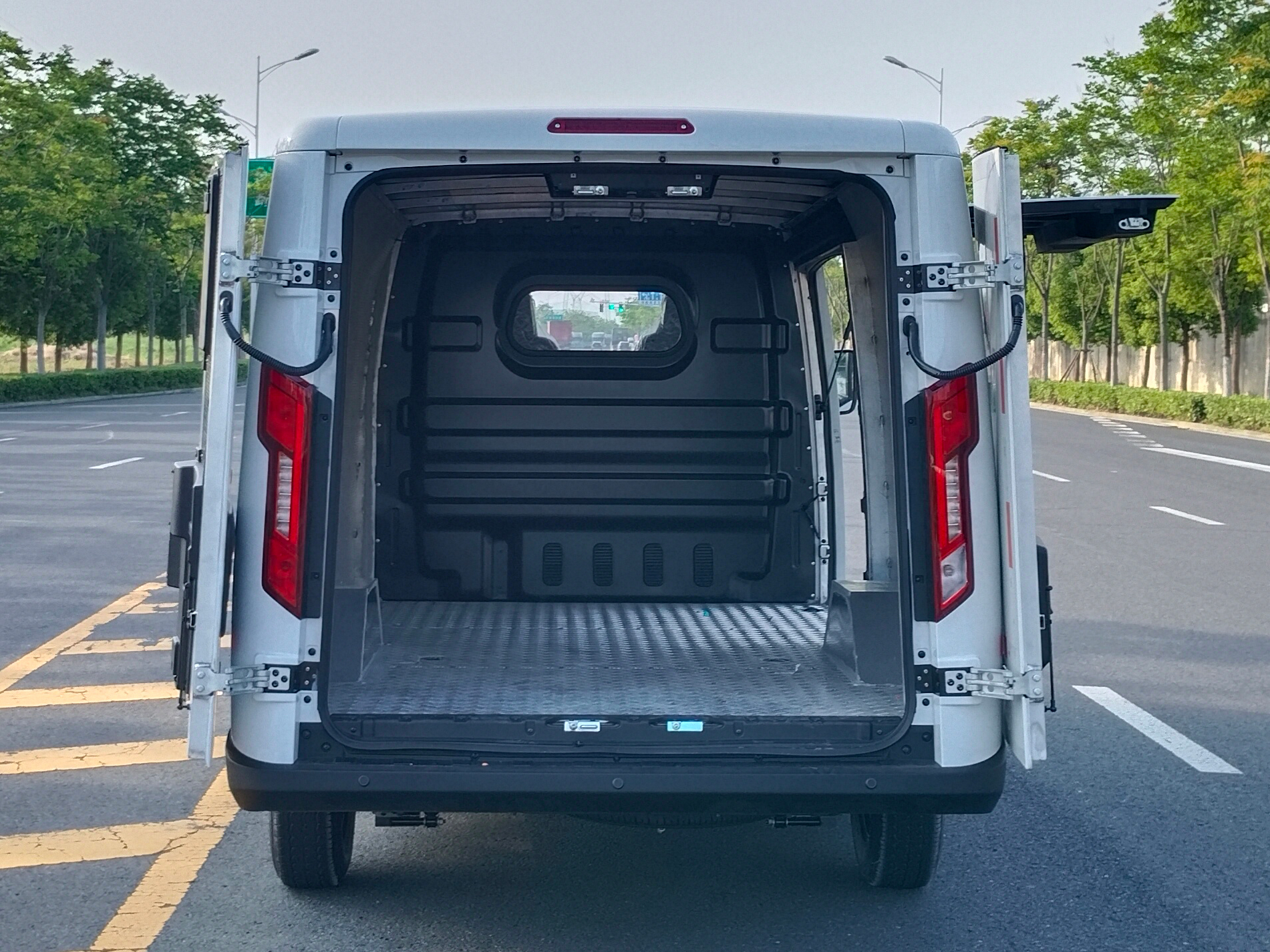 江淮牌HFC5030XXYEV13W純電動(dòng)廂式運(yùn)輸車公告圖片