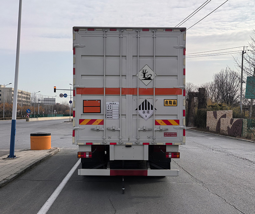 北重電牌BZD5160XZWA1雜項(xiàng)危險(xiǎn)物品廂式運(yùn)輸車公告圖片