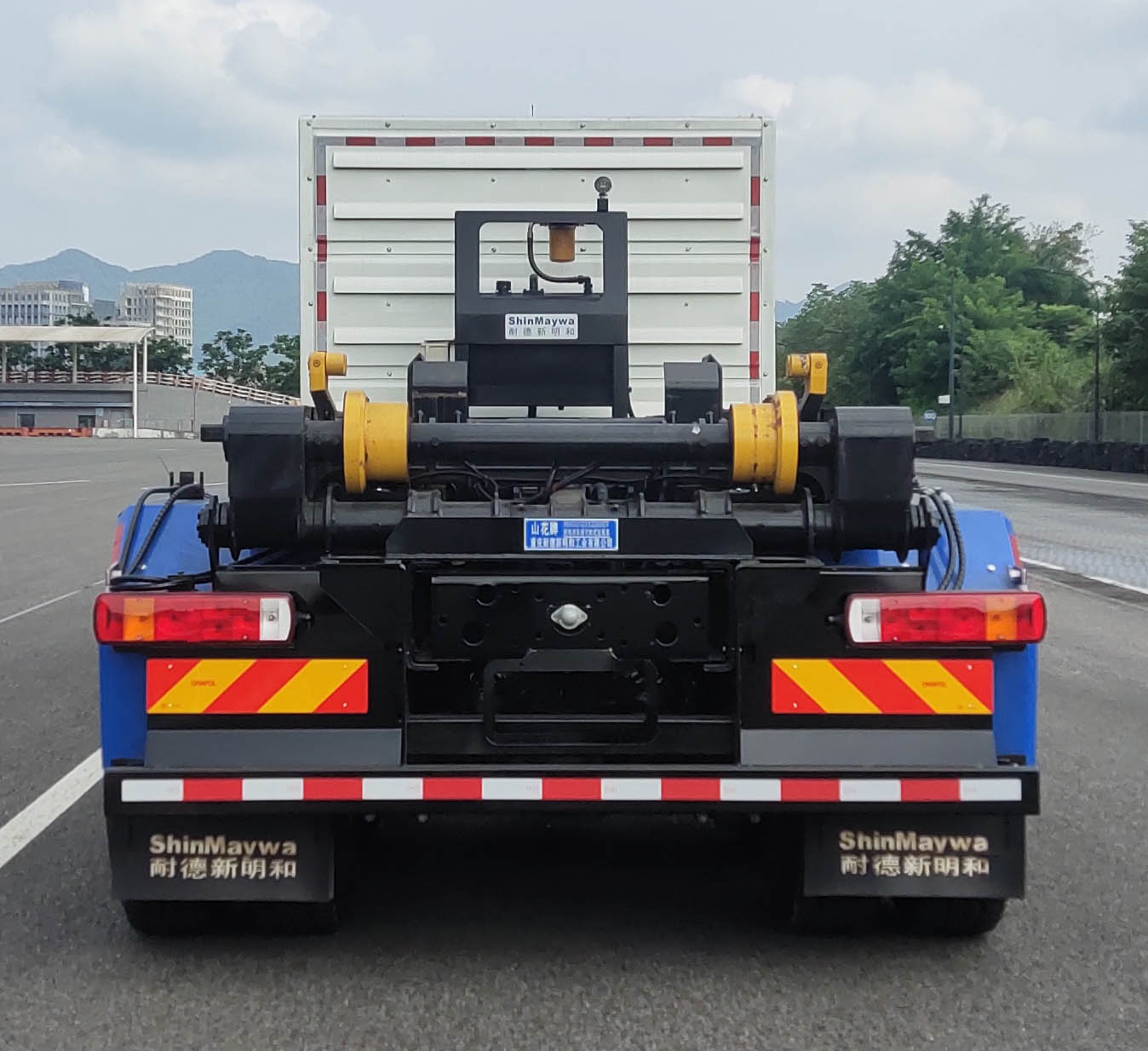 山花牌JHA5315ZXXZZBBEV純電動車廂可卸式垃圾車公告圖片