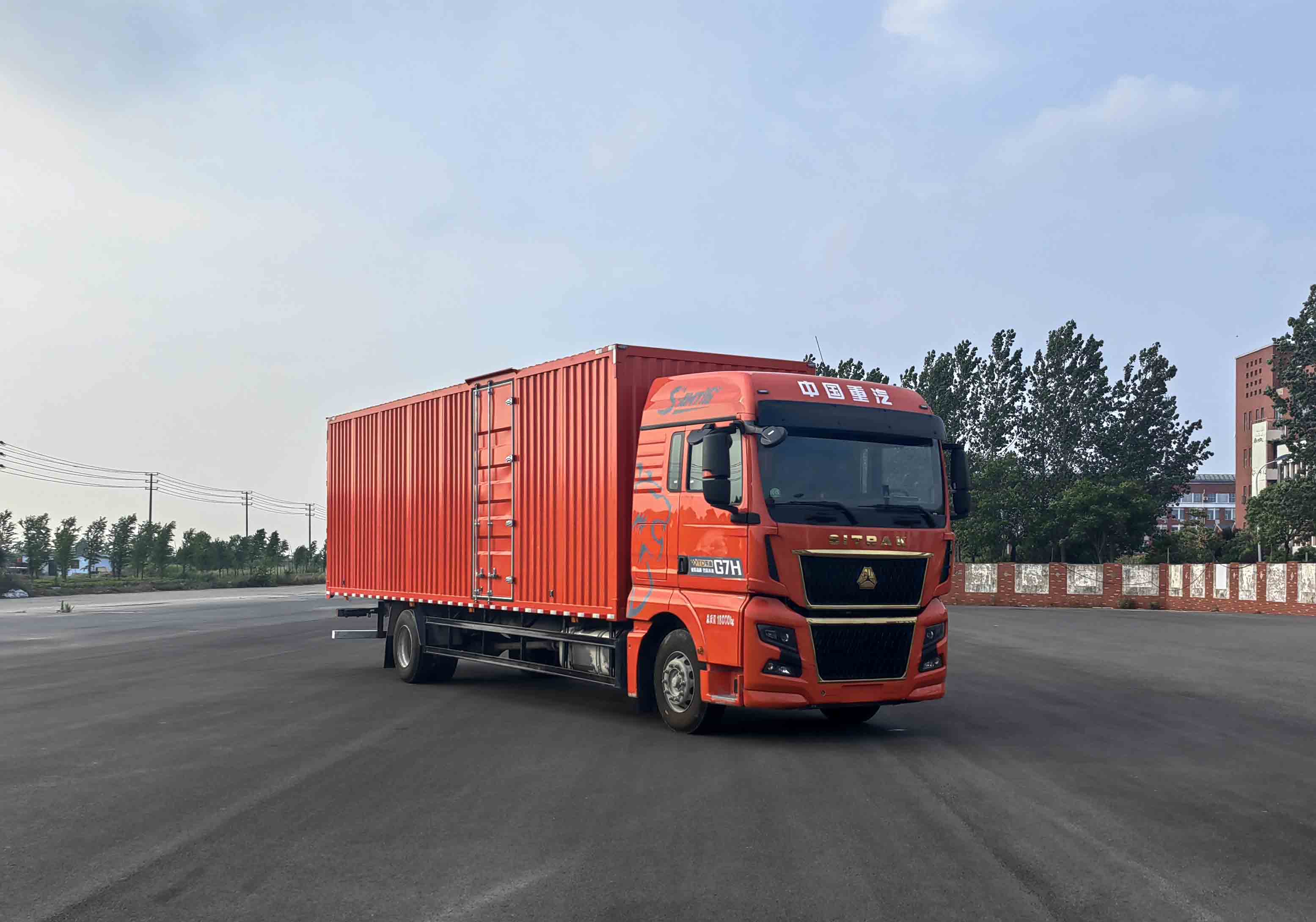 汕德卡牌ZZ5186XXYN711HF1廂式運(yùn)輸車公告圖片