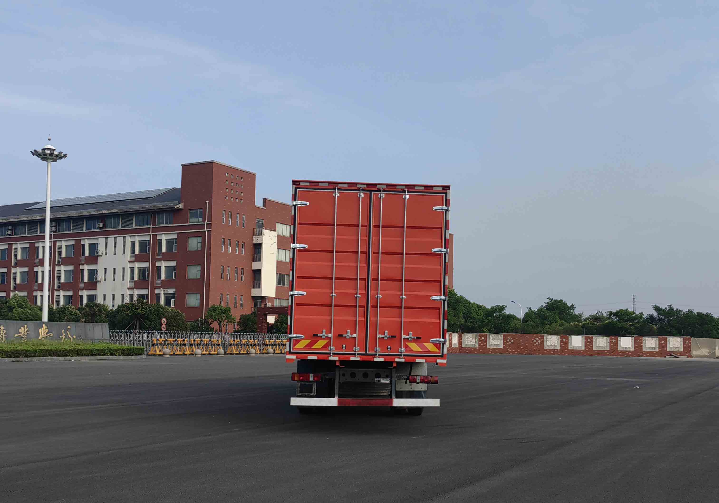 汕德卡牌ZZ5186XXYN711HF1廂式運(yùn)輸車公告圖片