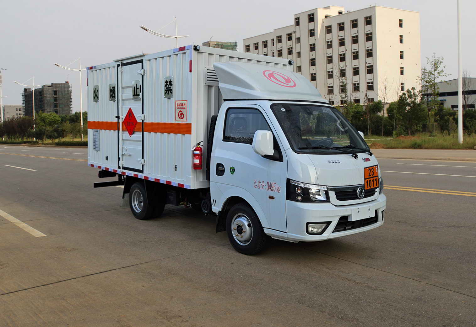 鼎宸騰興牌DCZ5035XRQEQ6易燃?xì)怏w廂式運(yùn)輸車公告圖片