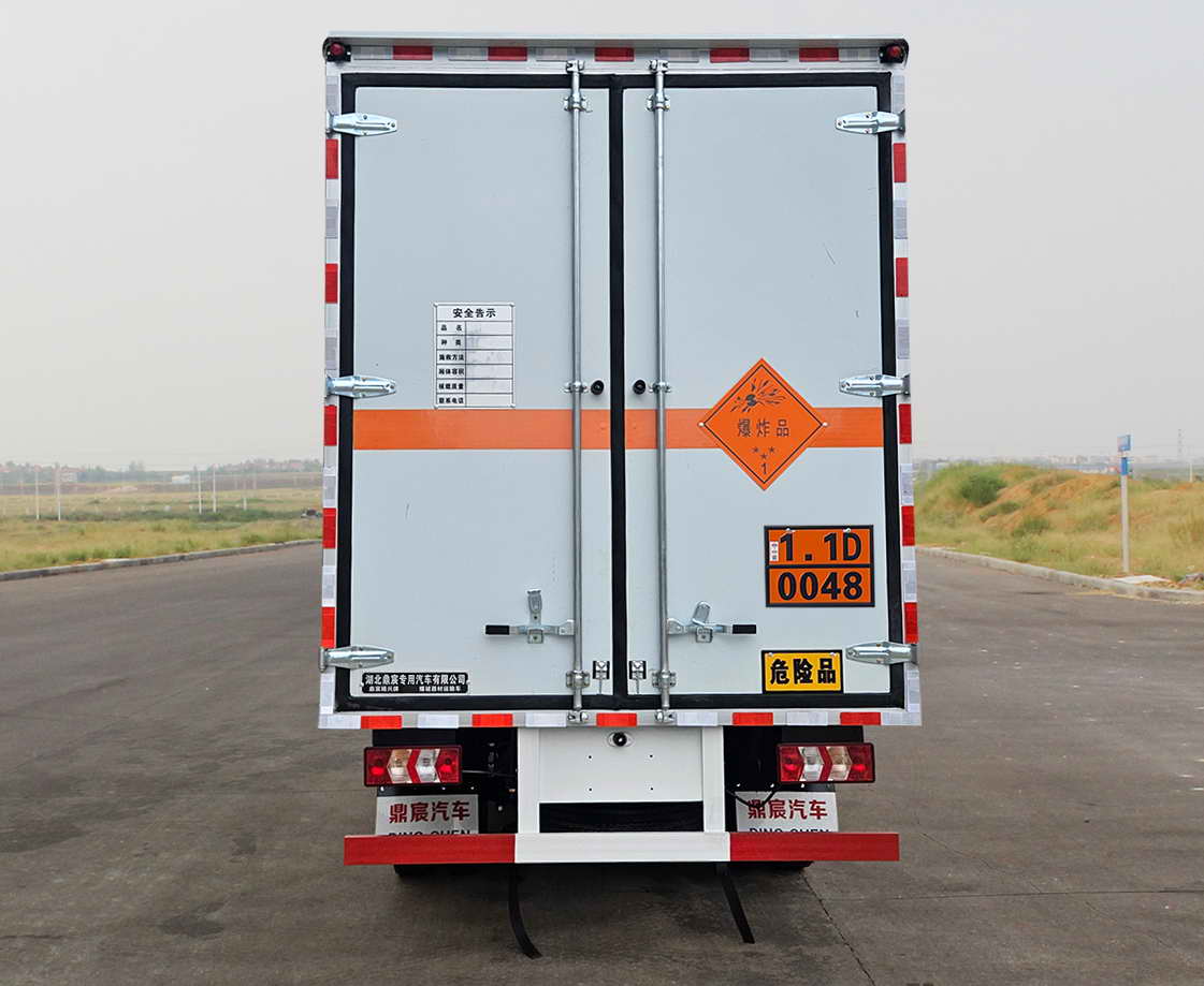 鼎宸騰興牌DCZ5045XQYHFC6爆破器材運(yùn)輸車公告圖片