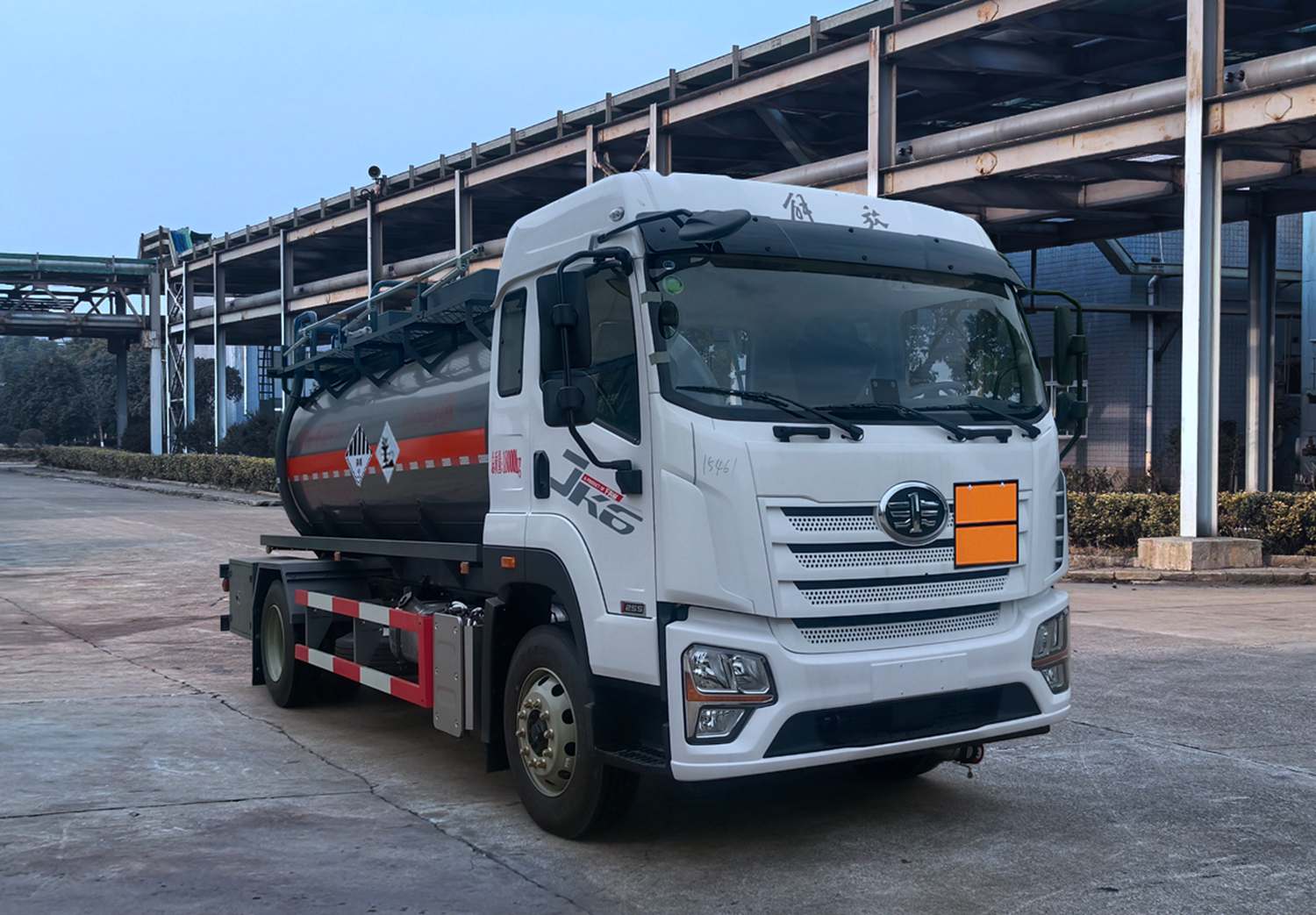 QXC5180GZWC6Q型雜項(xiàng)危險(xiǎn)物品罐式運(yùn)輸車(chē)圖片