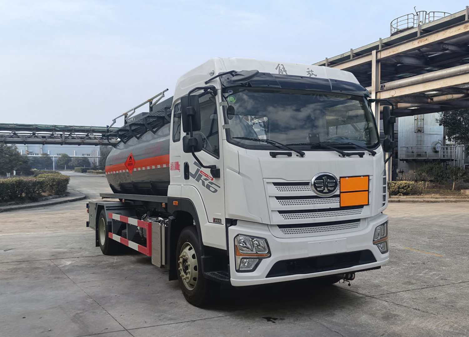 QXC5180GRYC6Q型易燃液體罐式運(yùn)輸車(chē)圖片