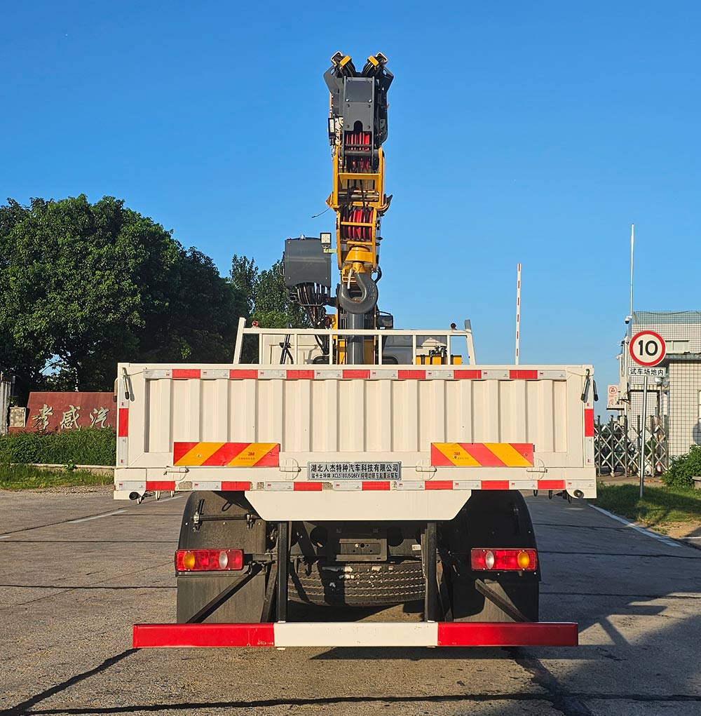 猛卡士特牌XCL5180JSQBEV純電動隨車起重運(yùn)輸車公告圖片