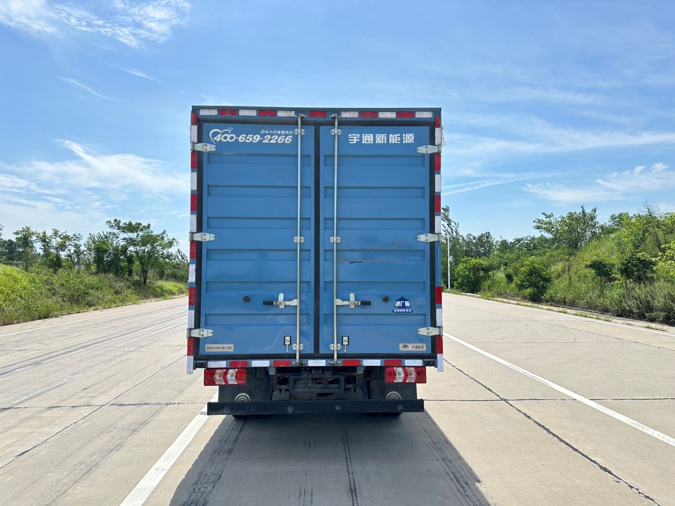 宇通牌ZKH5046XXYBEV4A純電動(dòng)廂式運(yùn)輸車公告圖片