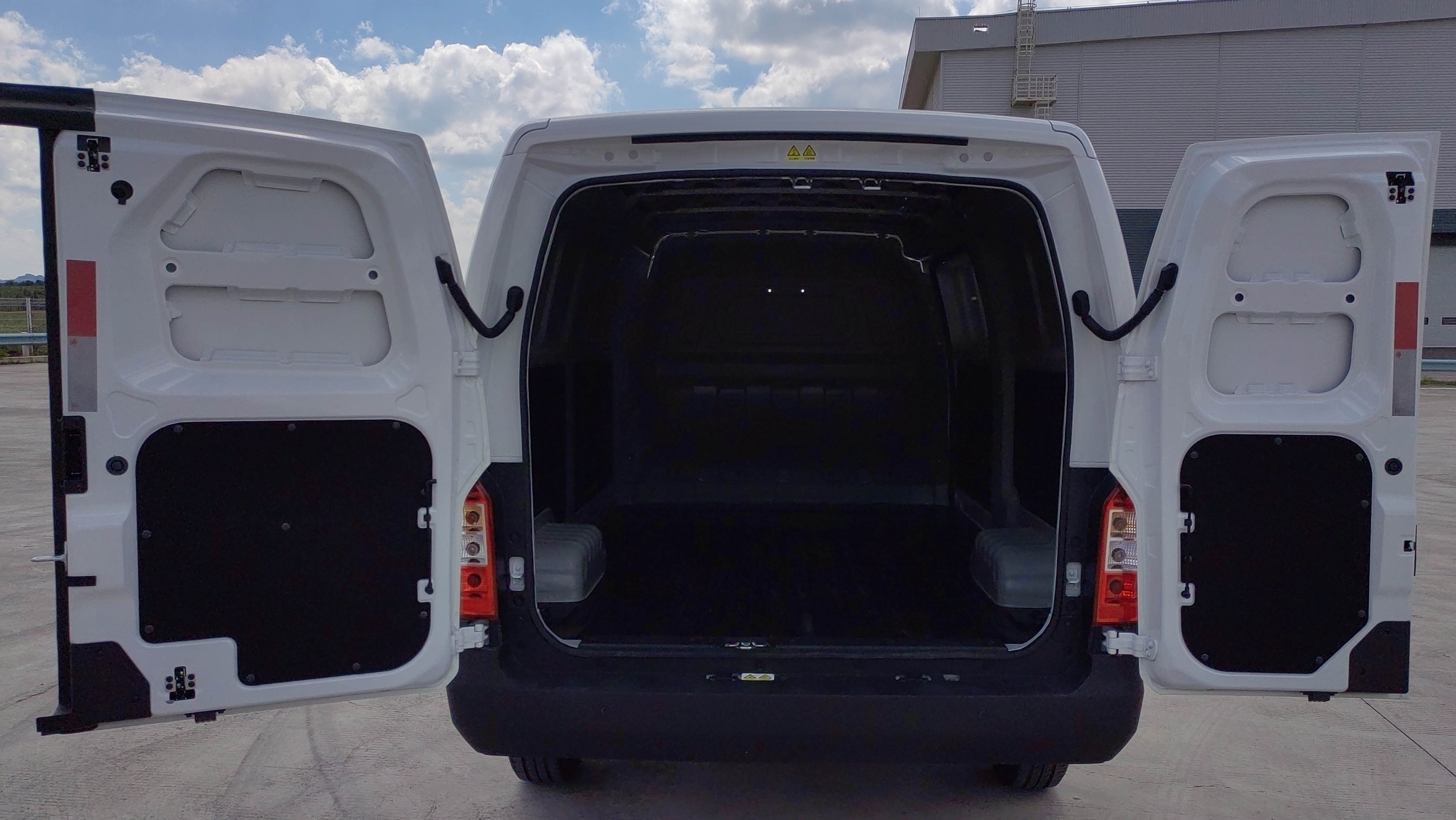 騏蔚牌GK5030XXYBEV05純電動(dòng)廂式運(yùn)輸車公告圖片