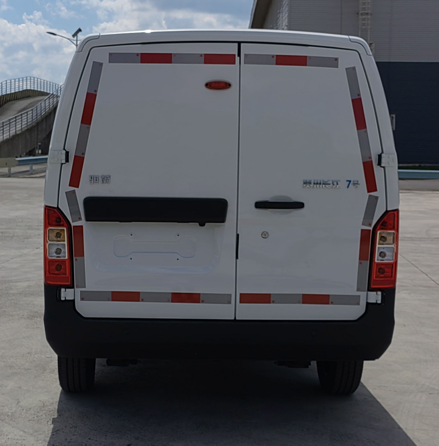 騏蔚牌GK5030XXYBEV05純電動(dòng)廂式運(yùn)輸車公告圖片