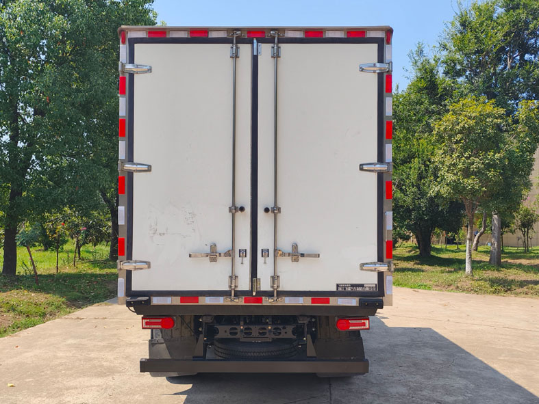 飛碟牌FD5040XLCW78BEV-2純電動(dòng)冷藏車公告圖片