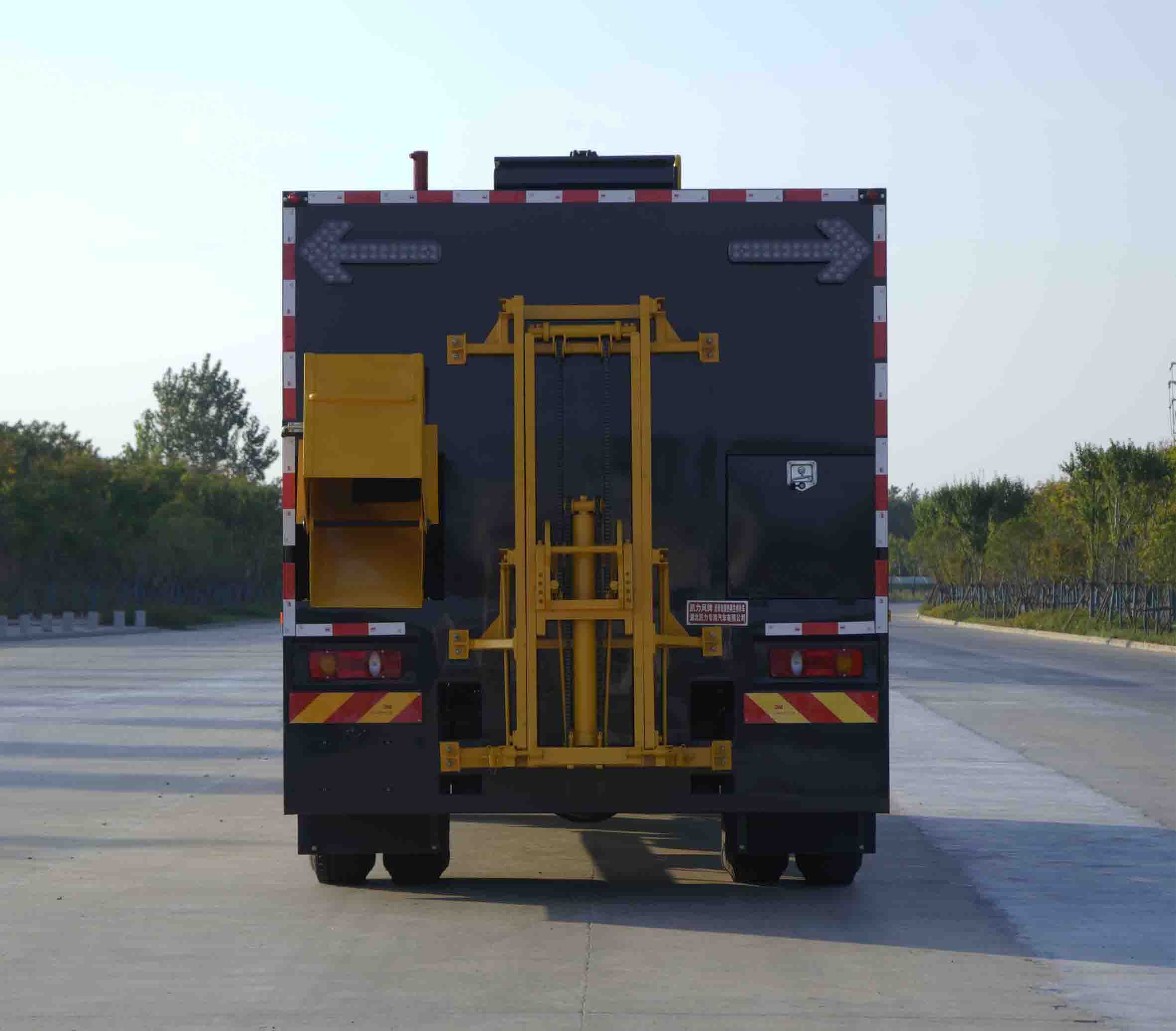 瀝青路面熱再生修補車圖片