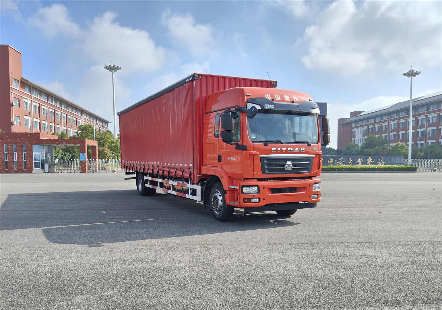 汕德卡牌ZZ5186XXYN711GF1L-1廂式運輸車公告圖片