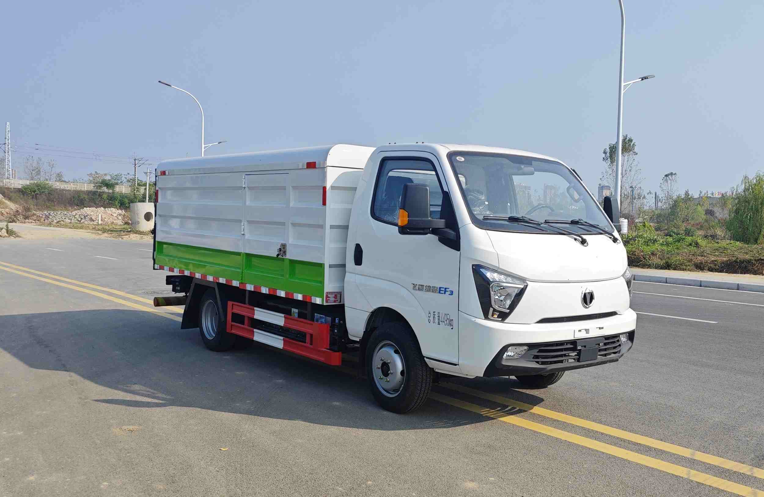 炎帝牌SZD5044XTYFDBEV純電動密閉式桶裝垃圾車