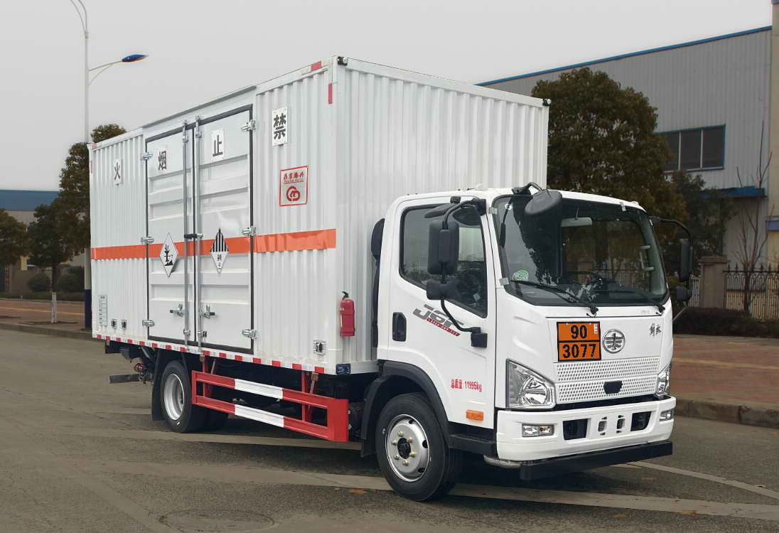 鼎宸騰興牌DCZ5120XZWCA6雜項(xiàng)危險物品廂式運(yùn)輸車公告圖片