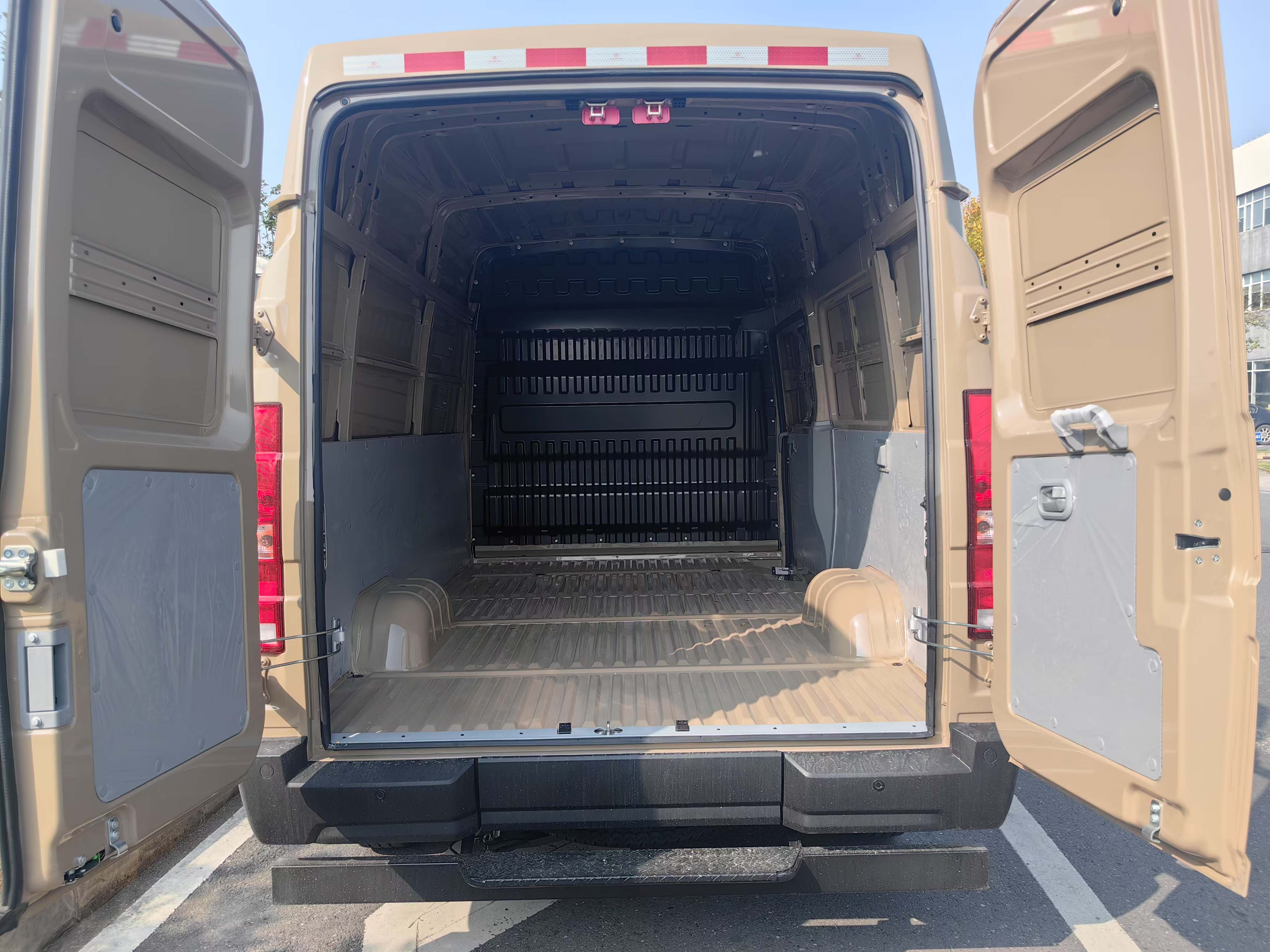 依維柯牌NJ5046XXYZAJ廂式運(yùn)輸車公告圖片