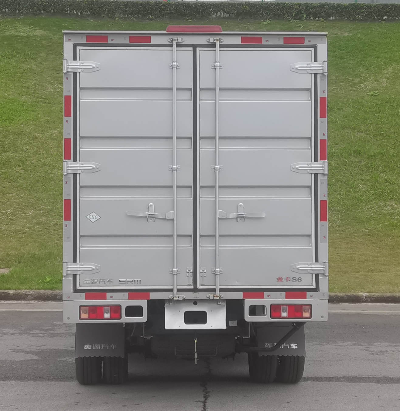 鑫源牌JKC5034XXYD6X3CNG廂式運(yùn)輸車公告圖片