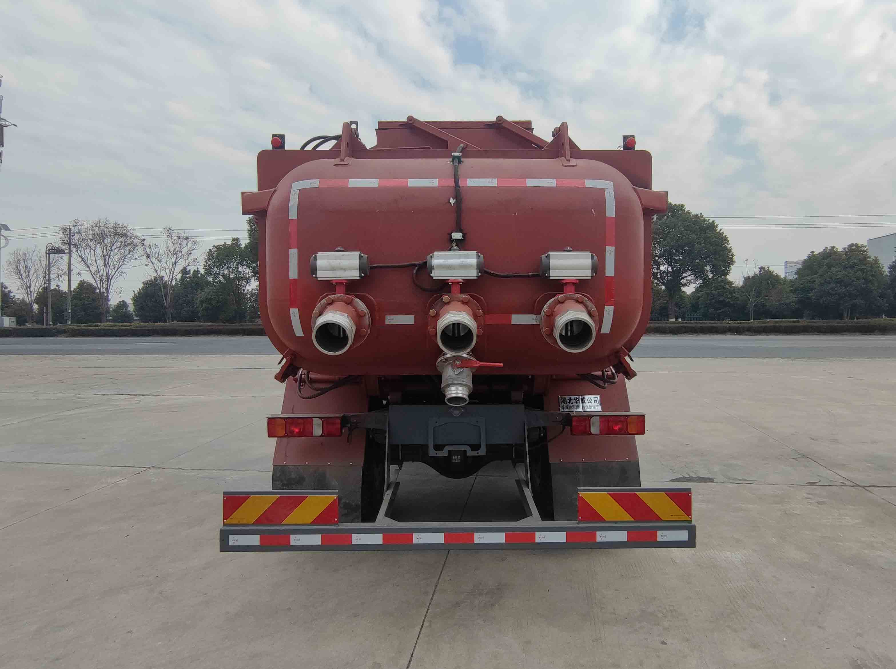 華威馳樂牌SGZ5181GWNZZ6C5污泥運輸車公告圖片