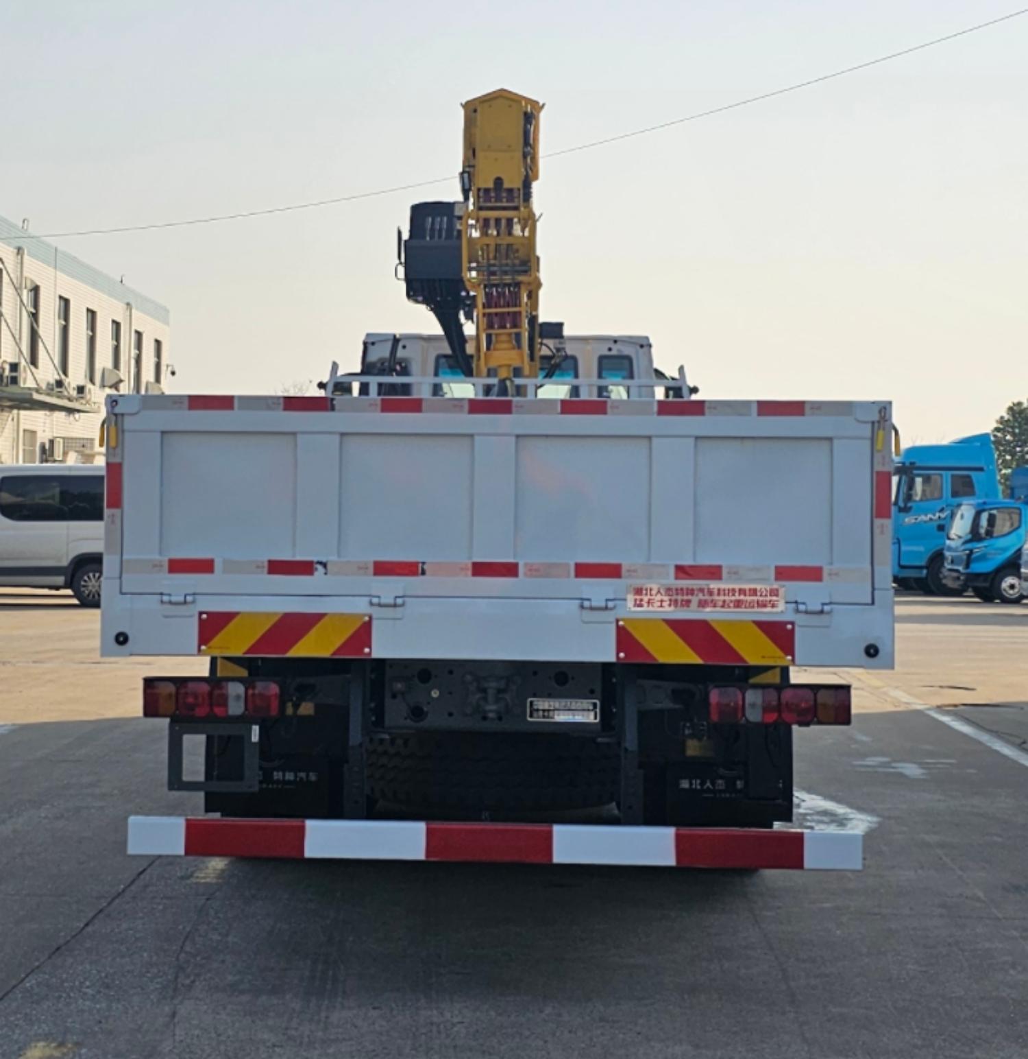 猛卡士特牌XCL5257JSQL6隨車起重運輸車公告圖片