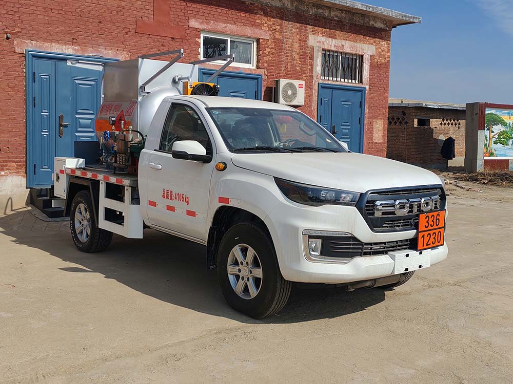 YLL5040GRY型易燃液體罐式運輸車圖片