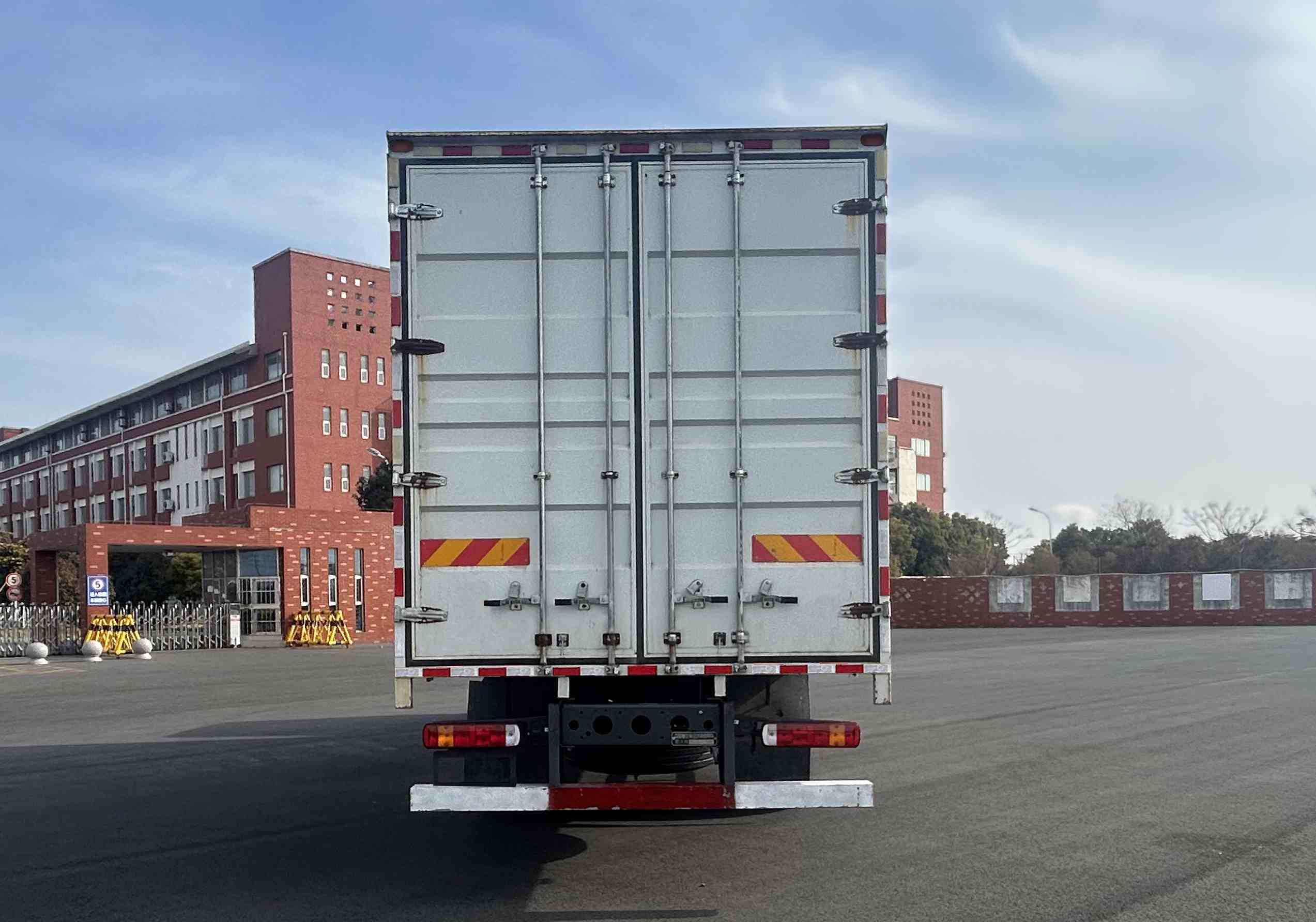 豪沃牌ZZ5187XXYK581DF1廂式貨車公告圖片