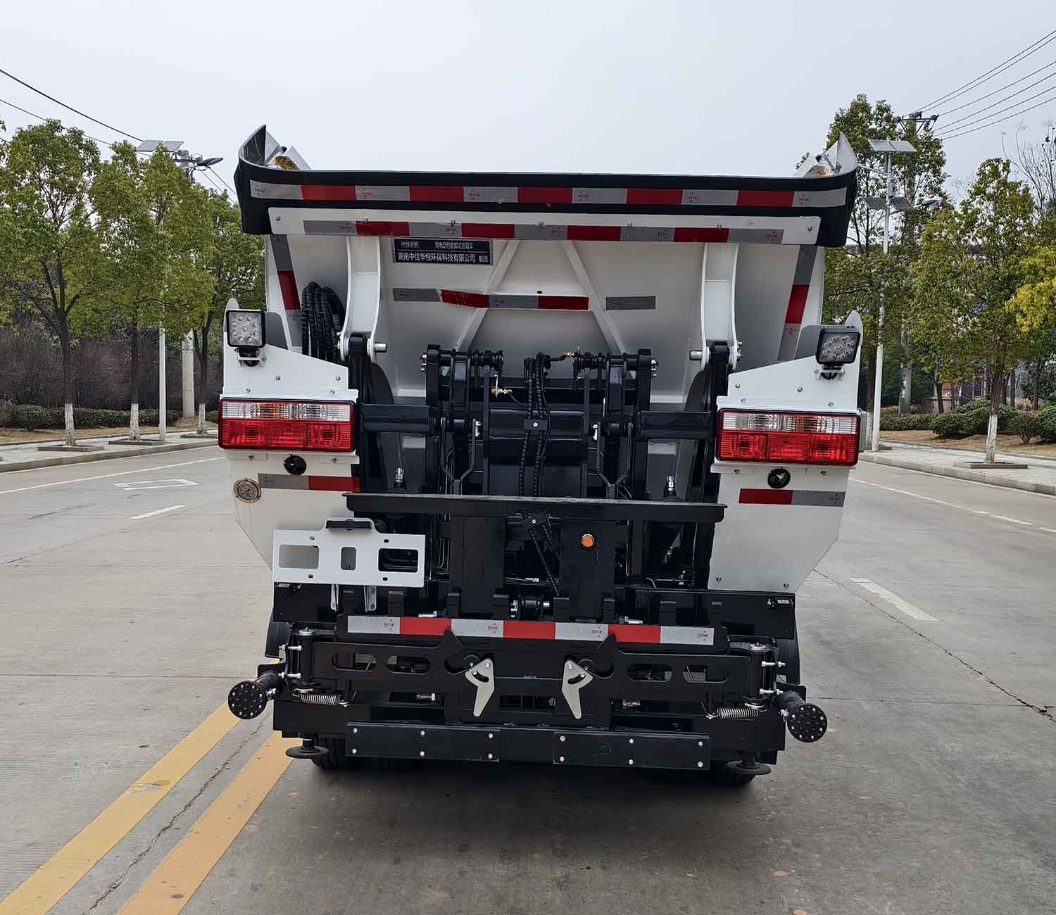 中佳華悅牌ZHN5040ZZZCLBEV純電動(dòng)自裝卸式垃圾車公告圖片