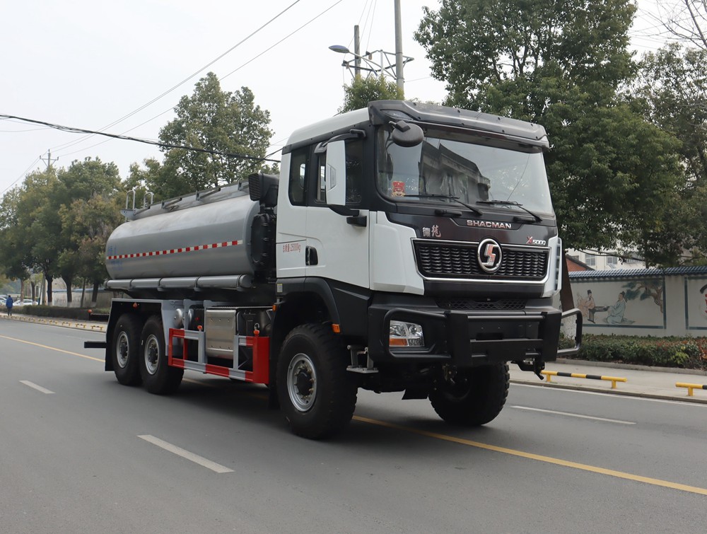 中汽力威牌HLW5252TSMSX6供水沙漠車