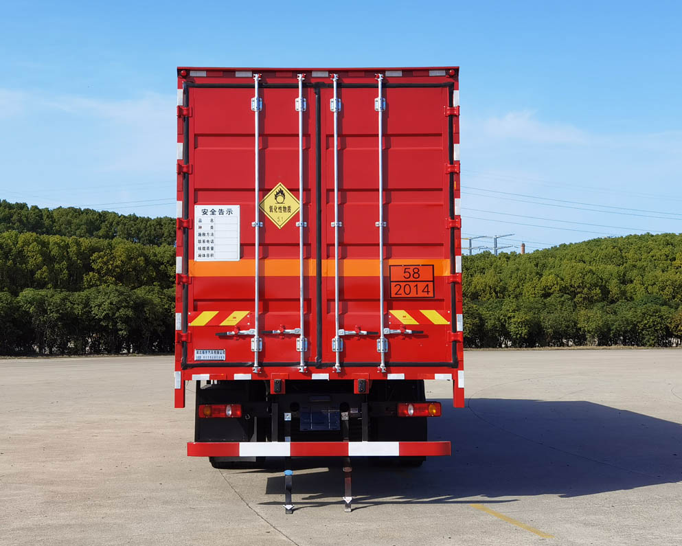 東駒牌LDW5263XYW6D氧化性物品廂式運(yùn)輸車(chē)公告圖片