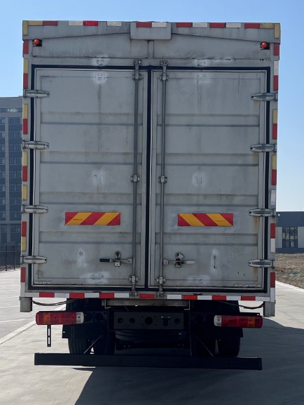 福田牌BJ5166XYK-02翼開(kāi)啟廂式貨車(chē)公告圖片