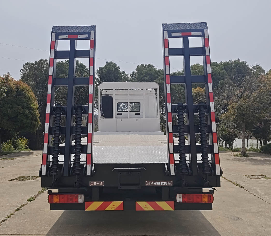 解放牌CA5310TPBP27K2L1T4E6A81平板式货车公告图片