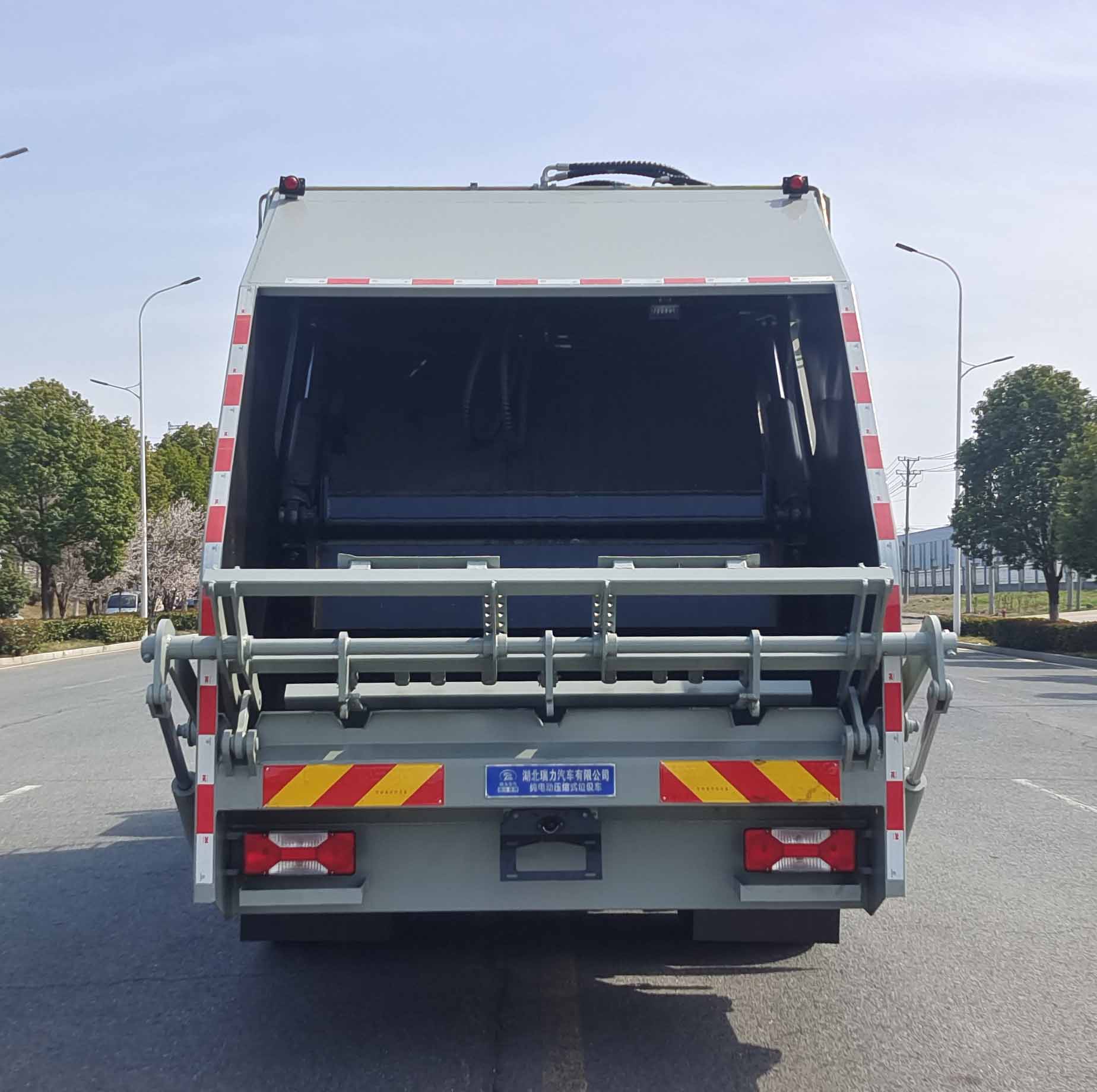 瑞力星牌RLQ5180ZYSSHBEV純電動壓縮式垃圾車公告圖片