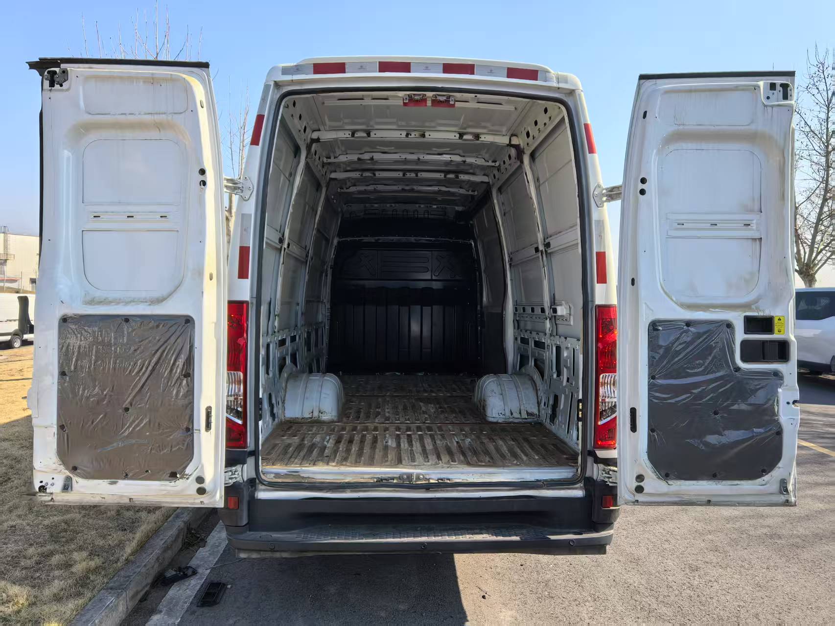 依維柯牌NJ5040XXYEFBEVA純電動(dòng)廂式貨車公告圖片