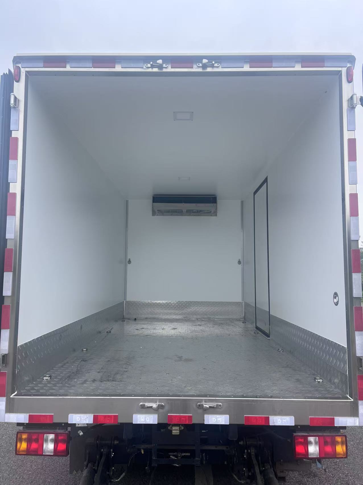 中壹迪牌DKV5040XLCHEV4A插電式增程混合動力冷藏車公告圖片