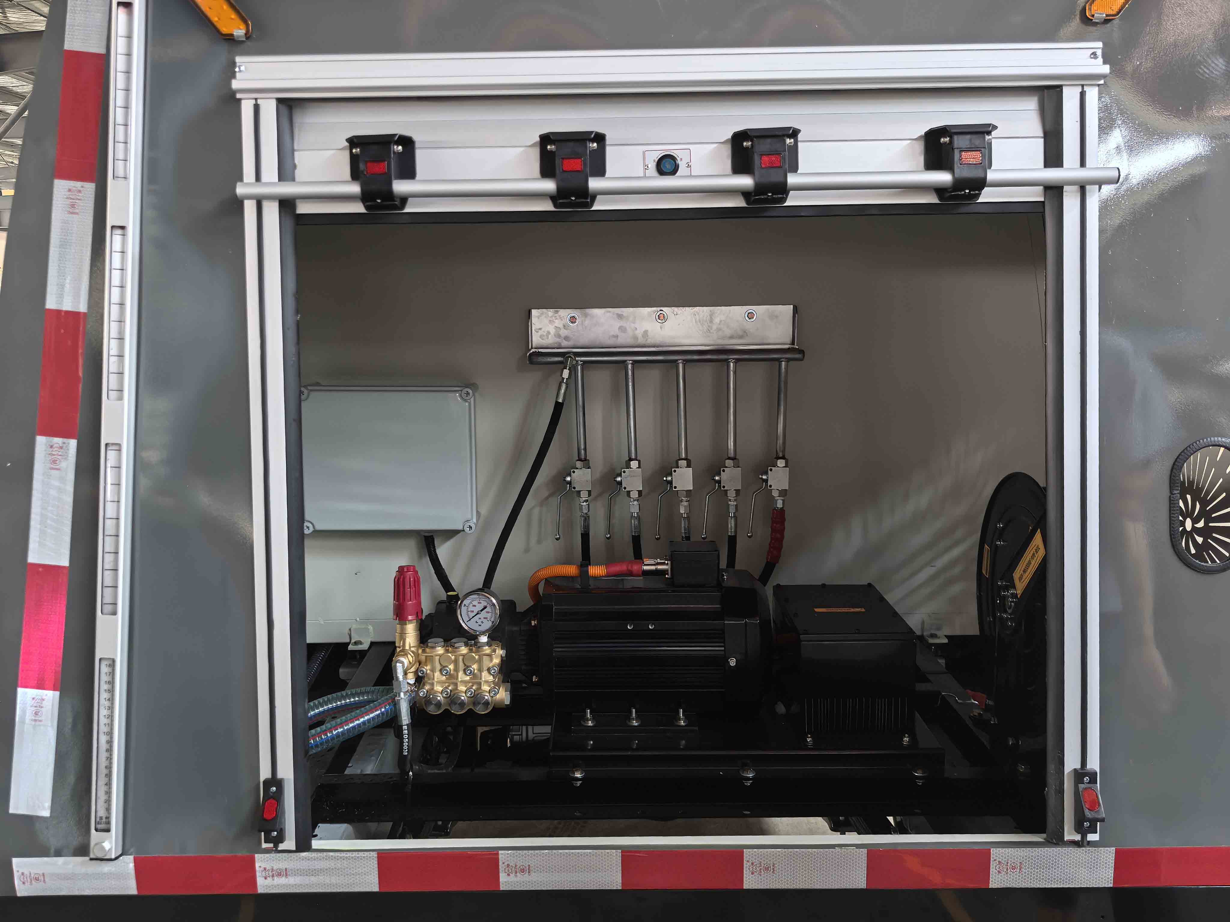 皖信牌WHX5032TYHBEV純電動(dòng)路面養(yǎng)護(hù)車公告圖片