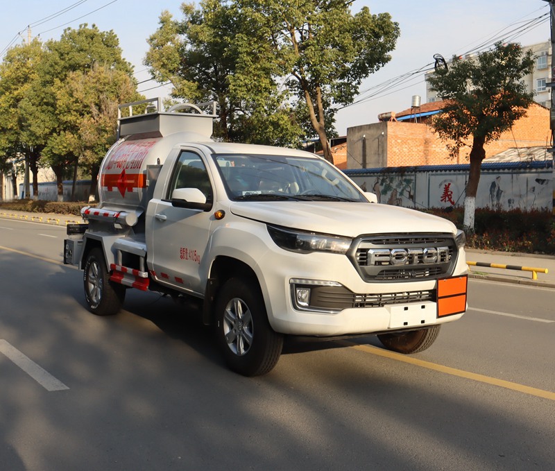 中汽力威牌HLW5040GRYBJ6易燃液體罐式運(yùn)輸車