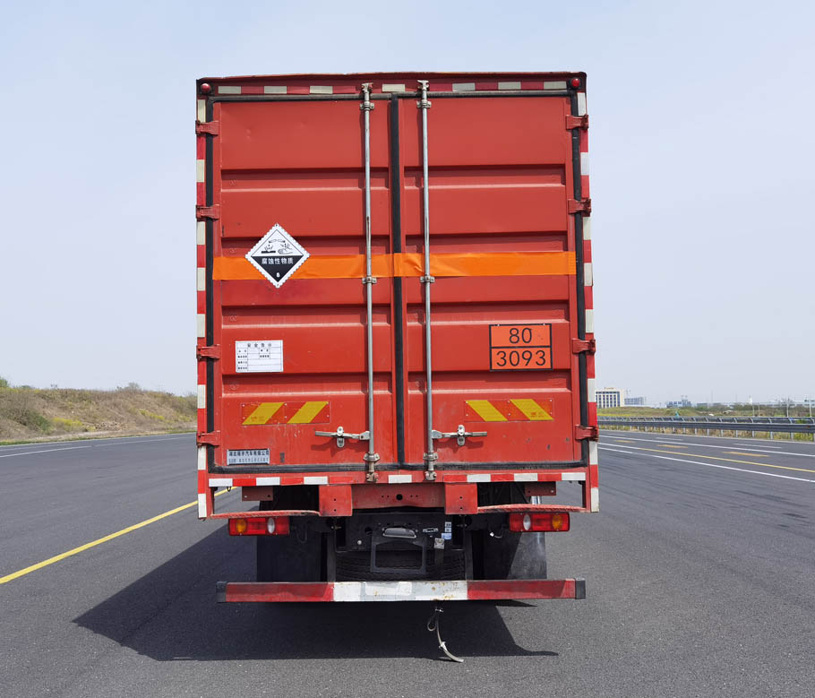 東駒牌LDW5327XFW6D腐蝕性物品廂式運(yùn)輸車公告圖片
