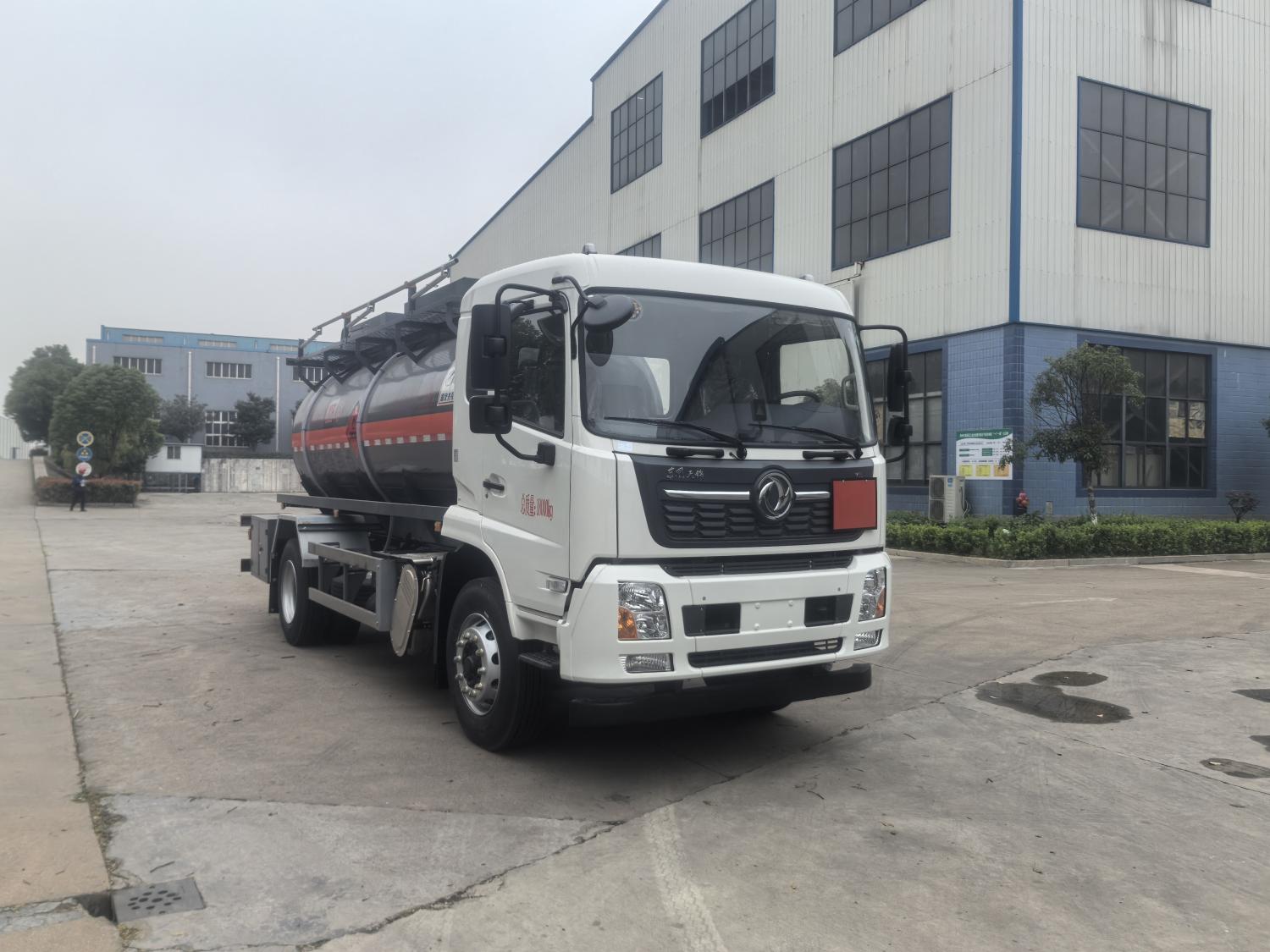 QXC5183GRYD6型易燃液體罐式運輸車圖片