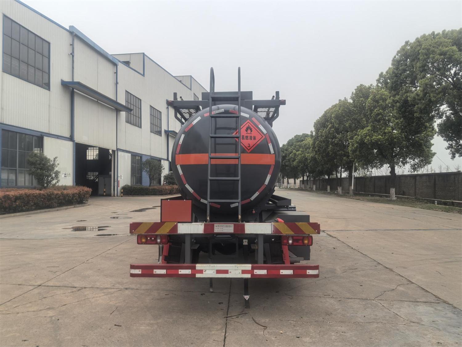 齊星牌QXC5183GRYD6易燃液體罐式運(yùn)輸車公告圖片