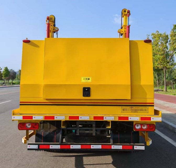 渝宏精工牌YHQ5040TQXF62護(hù)欄搶修車公告圖片