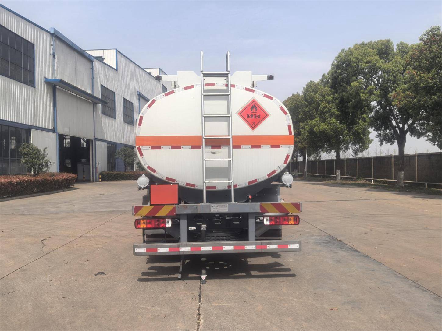 齊星牌QXC5320GRYC6QA易燃液體罐式運(yùn)輸車公告圖片