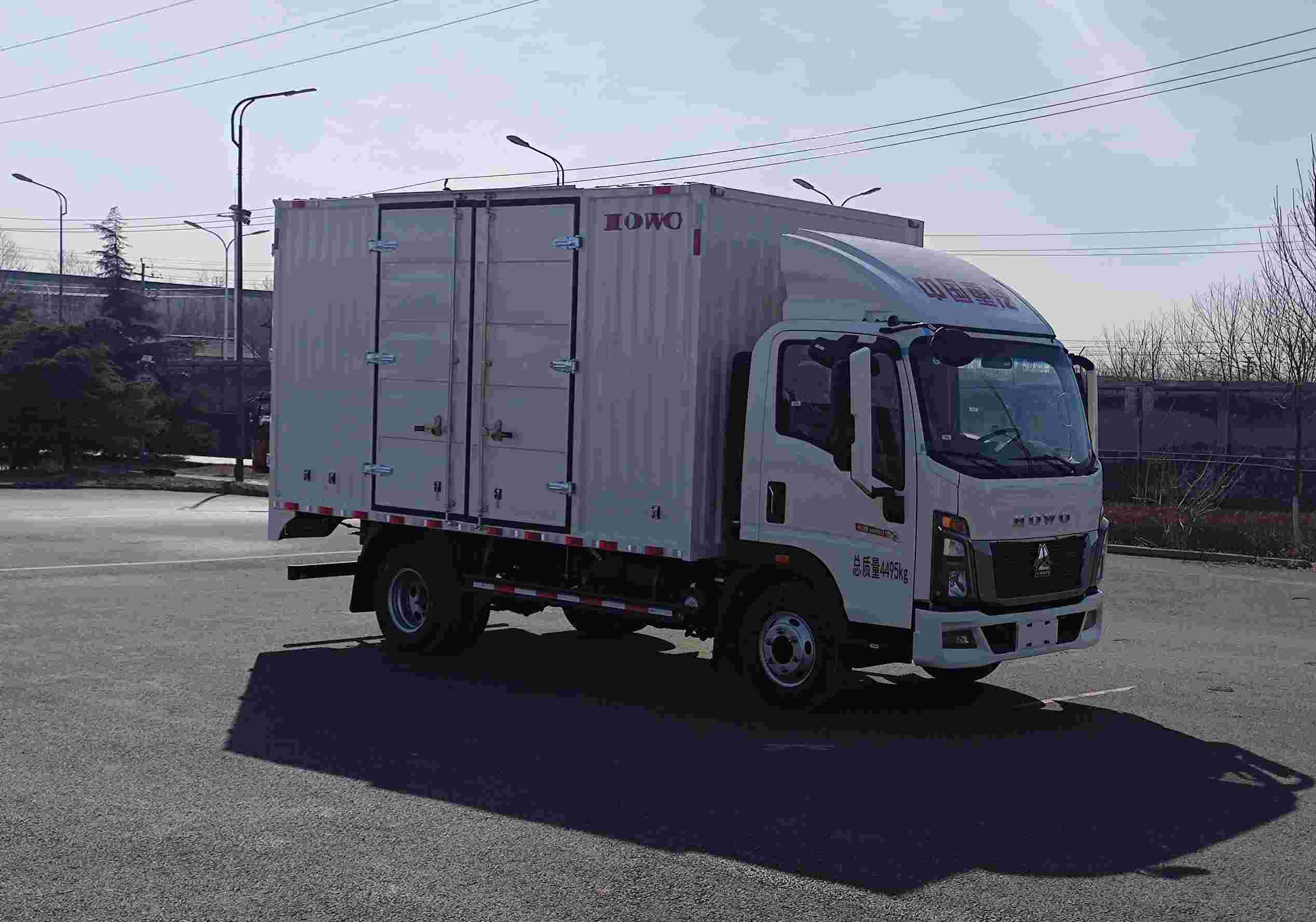 豪沃牌ZZ5047XXYF3315F144廂式運輸車公告圖片