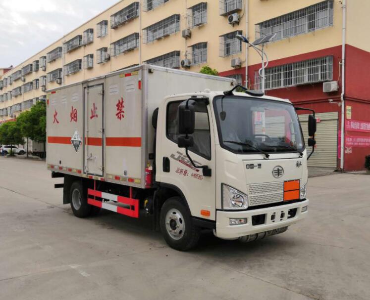 程力威牌CLW5040XFWC6腐蝕性物品廂式運輸車