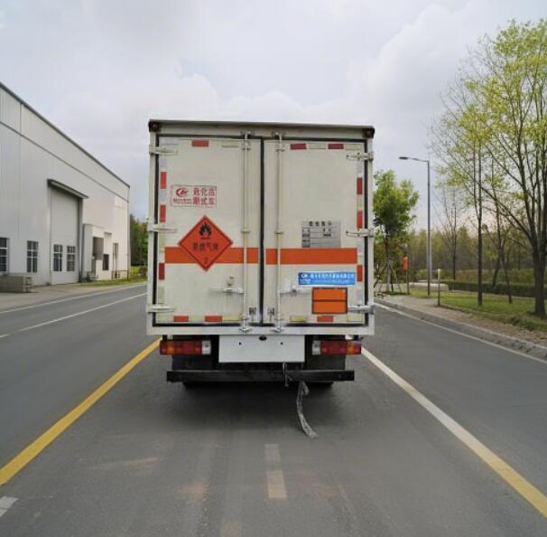 程力威牌CLW5040XRQC6易燃?xì)怏w廂式運(yùn)輸車公告圖片