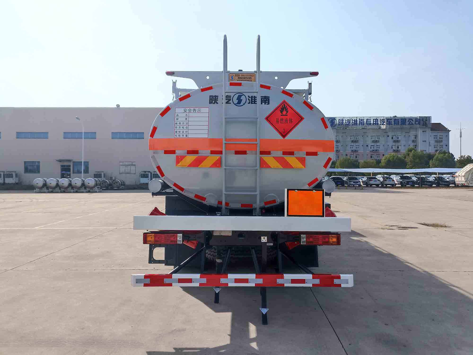 陜汽牌SHN5321GRYMB6223易燃液體罐式運(yùn)輸車公告圖片