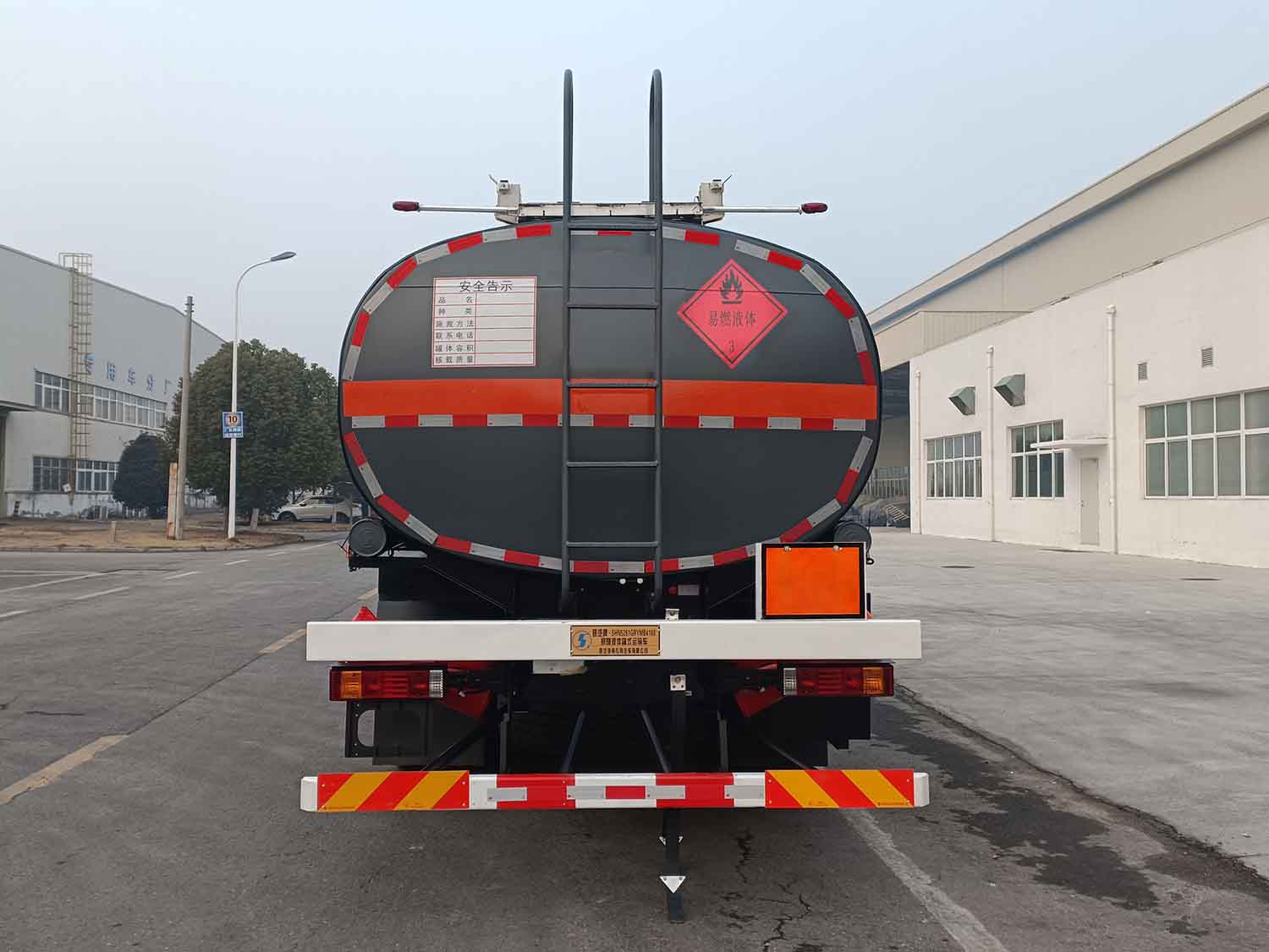 陜汽牌SHN5261GRYMB4160易燃液體罐式運(yùn)輸車公告圖片