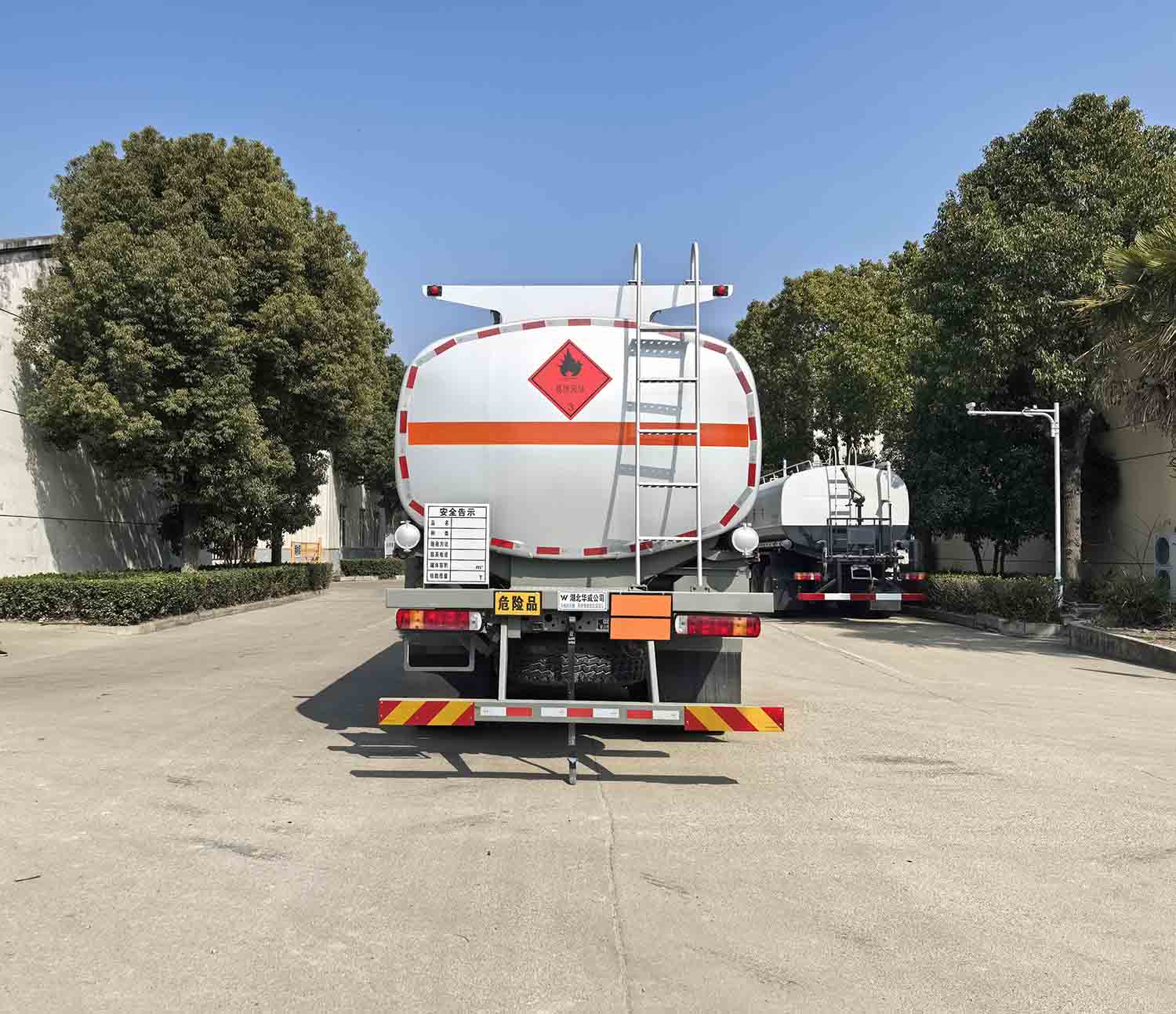 華威馳樂牌SGZ5260GRYZZ6T5易燃液體罐式運輸車公告圖片