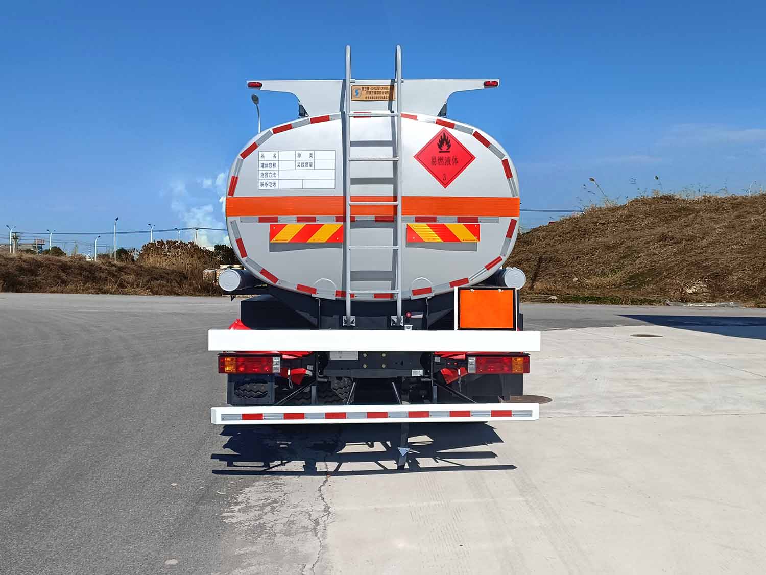 陜汽牌SHN5261GRYMB4170易燃液體罐式運(yùn)輸車公告圖片