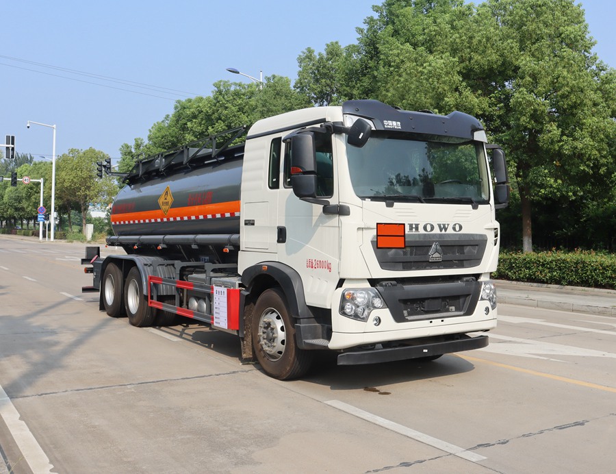 中汽力威牌HLW5260GYWZ6氧化性物品罐式運輸車